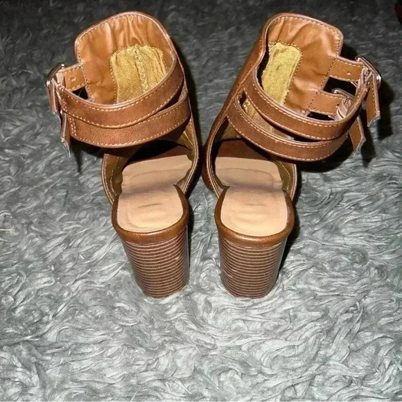 Bamboo Strappy Peep Toe Block Heel Brown Booties, size 6 - Picture 5 of 12